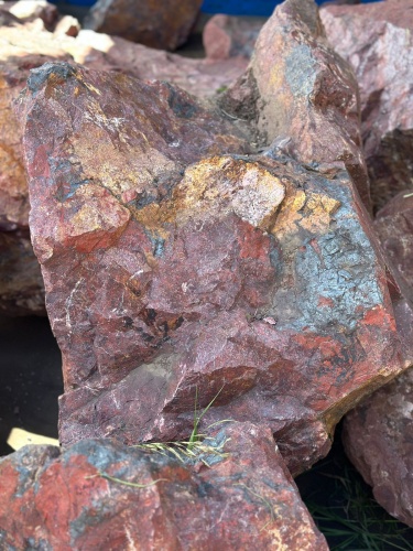 Камни для ландшафтного дизайна красно-фиолетовые 10-60 килограмм купить в Пермском крае