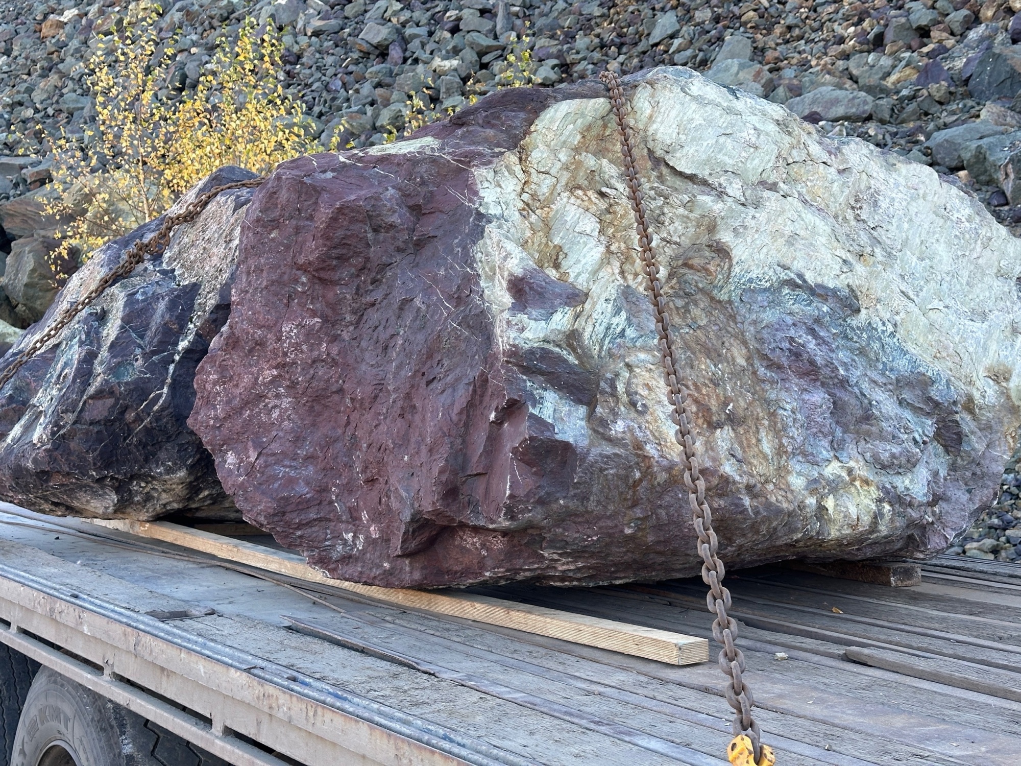 Огромные красно-фиолетовые валуны для ландшафтного дизайна весом более 5 тонн купить в Пермском крае