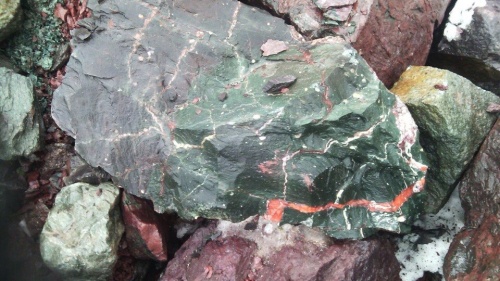 Гигантские зелёные валуны для ландшафтного дизайна весом более 5 тонн купить в Пермском крае