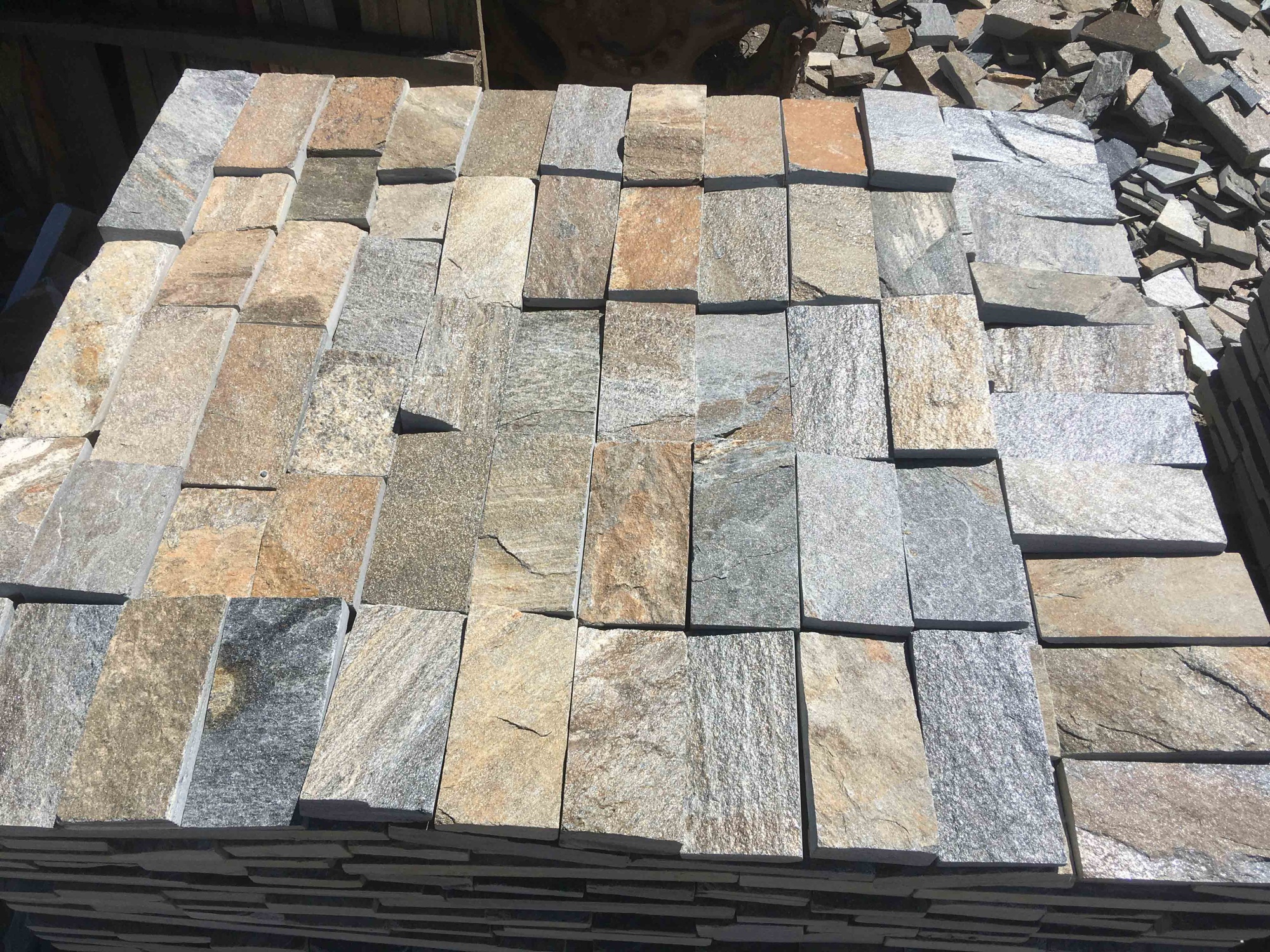 Плитка пилёная златолит Уральский для фасада купить в Пермском крае