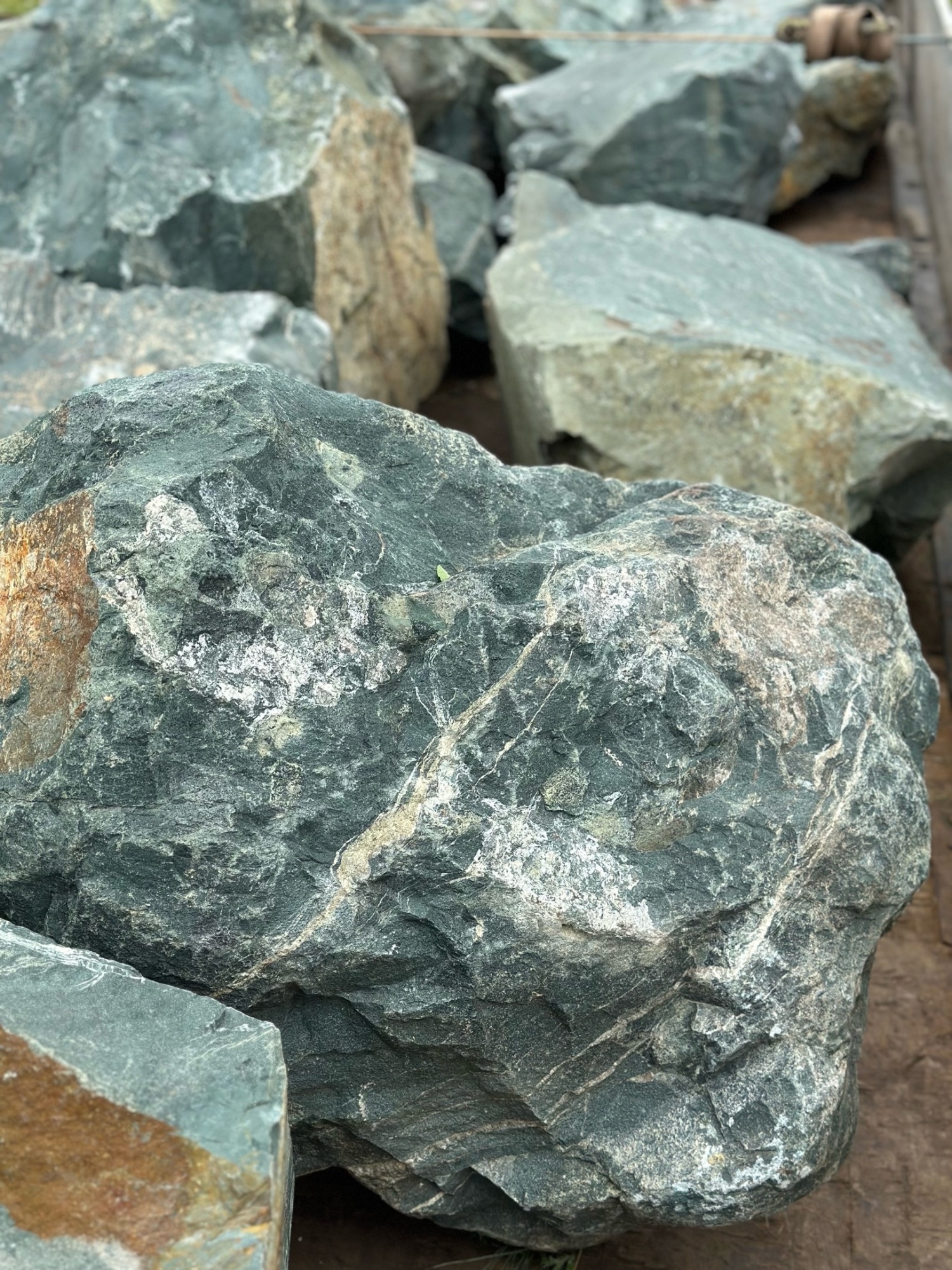 Камни для ландшафтного дизайна зелёные 10-60 килограмм купить в Пермском крае