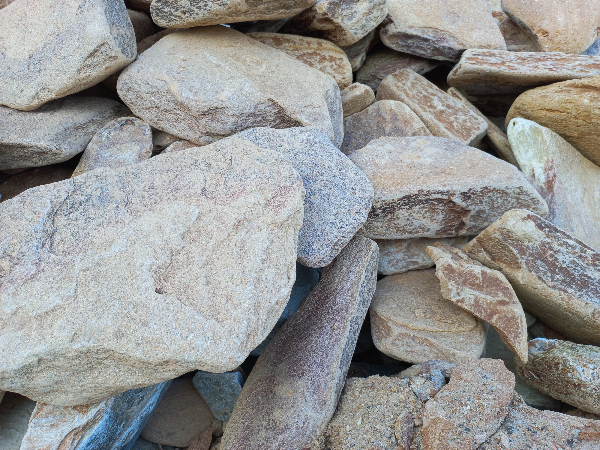 Златолит жёлтый, жёлто-зелёный глыбки и валуны для ланшафтного дизайна купить в Пермском крае