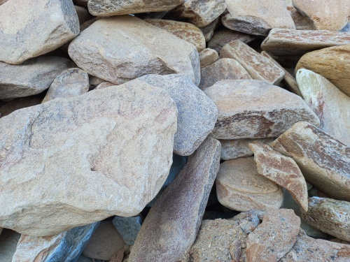 Златолит жёлтый, жёлто-зелёный глыбки и валуны для ланшафтного дизайна купить в Пермском крае