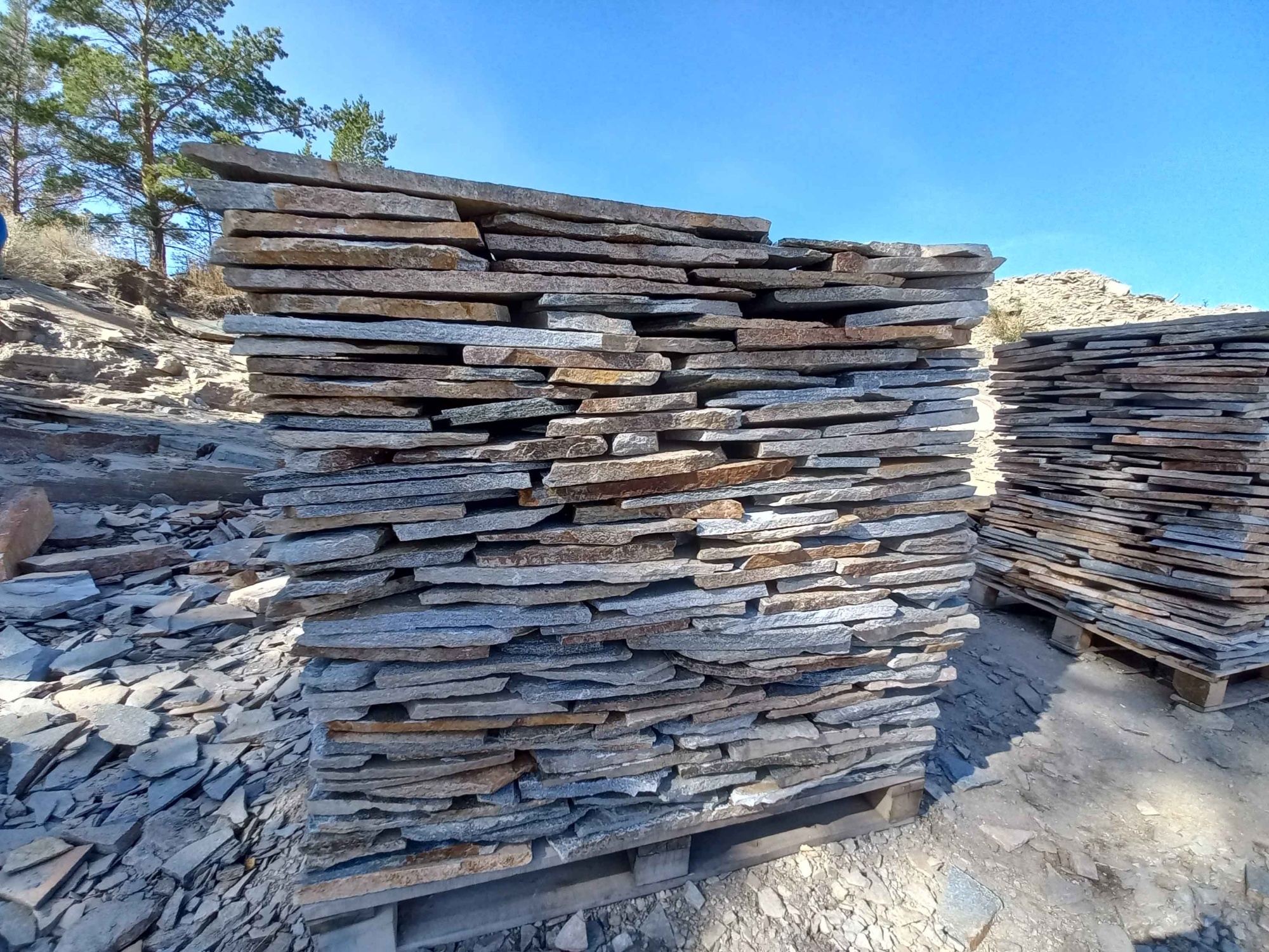 Плитняк златолит серебристый для фасада купить в Пермском крае