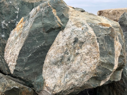 Гигантские зелёные валуны для ландшафтного дизайна весом более 5 тонн купить в Пермском крае