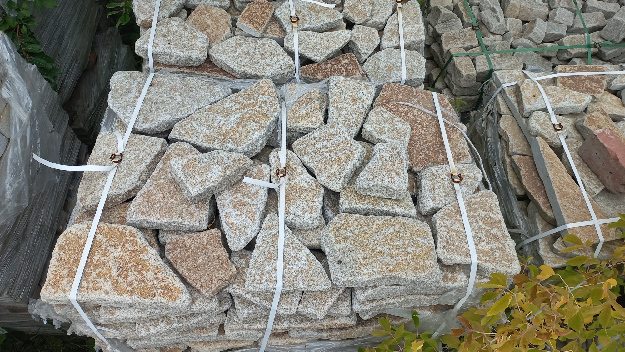 Плитняк галтованный гранитный для ландшафтного дизайна купить в Пермском крае